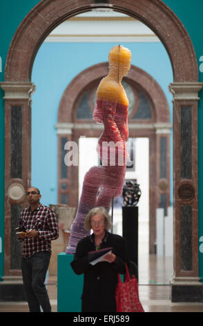 Royal Academy, Burlington House, Londres, Royaume-Uni. 3 juin, 2015. Vue de la presse l'exposition d'été qui s'ouvre au public le 8 juin au 16 août.Matthew Darbyshire's sculpture en polycarbonate, Captcha n° 11 (Doryphoros), dans le hall central. Credit : Malcolm Park editorial/Alamy Live News Banque D'Images