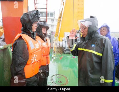 Jianli. 3 juin, 2015. Le Premier ministre chinois Li Keqiang (R) avant les sauveteurs visites sur le site de navire renversée dans le Jianli section de la rivière Yangtze dans la province du Hubei en Chine centrale, le 3 juin 2015. Le navire, nommé, Dongfangzhixing ou Eastern Star, a coulé lundi dans la section Jianli de la rivière Yangtze. Dès le mardi soir, 14 personnes avaient été sauvés, avec sept autres morts et environ 430 disparus. Credit : Huang Jingwen/Xinhua/Alamy Live News Banque D'Images