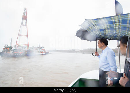 Jianli. 3 juin, 2015. Le Premier ministre chinois Li Keqiang (L) donne des instructions sur le travail de recherche et de sauvetage sur un navire à l'emplacement de navire renversée dans le Jianli section de la rivière Yangtze dans la province du Hubei en Chine centrale, le 3 juin 2015. Le navire, nommé, Dongfangzhixing ou Eastern Star, a coulé lundi dans la section Jianli de la rivière Yangtze. Dès le mardi soir, 14 personnes avaient été sauvés, avec sept autres morts et environ 430 disparus. Credit : Huang Jingwen/Xinhua/Alamy Live News Banque D'Images