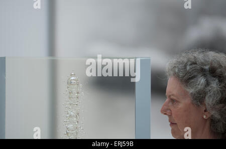 Royal Academy, Burlington House, Londres, Royaume-Uni. 3 juin, 2015. Vue de la presse l'exposition d'été qui s'ouvre au public le 8 juin au 16 août. Sans titre, acrylique, par Sir Anish Kapoor RA. Credit : Malcolm Park editorial/Alamy Live News Banque D'Images