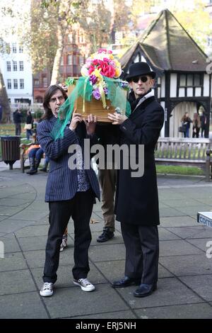 Tim Arnold alias Le Soho Hobo mène une marche pacifique à Madame Jo Jo's qui va être démoli et développée avec la célèbre revue Raymonds Bar. Doté d''atmosphère : où : London, Royaume-Uni Quand : 29 novembre 2014 Source : WENN.com Banque D'Images