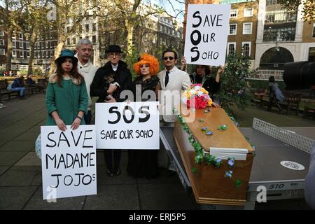 Tim Arnold alias Le Soho Hobo mène une marche pacifique à Madame Jo Jo's qui va être démoli et développée avec la célèbre revue Raymonds Bar. Doté d''atmosphère : où : London, Royaume-Uni Quand : 29 novembre 2014 Source : WENN.com Banque D'Images