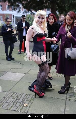 Tim Arnold alias Le Soho Hobo mène une marche pacifique à Madame Jo Jo's qui va être démoli et développée avec la célèbre revue Raymonds Bar. Doté d''atmosphère : où : London, Royaume-Uni Quand : 29 novembre 2014 Source : WENN.com Banque D'Images