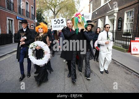 Tim Arnold alias Le Soho Hobo mène une marche pacifique à Madame Jo Jo's qui va être démoli et développée avec la célèbre revue Raymonds Bar. Doté d''atmosphère : où : London, Royaume-Uni Quand : 29 novembre 2014 Source : WENN.com Banque D'Images