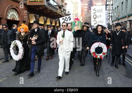 Tim Arnold alias Le Soho Hobo mène une marche pacifique à Madame Jo Jo's qui va être démoli et développée avec la célèbre revue Raymonds Bar. Doté d''atmosphère : où : London, Royaume-Uni Quand : 29 novembre 2014 Source : WENN.com Banque D'Images