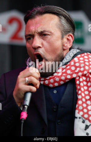 Turin, Italie. 09Th Juin, 2015. Le chanteur et compositeur italien historique, voix de Quintorigo, John De Leo au cours de sa performance au Festival de Jazz de Turin. © Elena Aquila/Pacific Press/Alamy Live News Banque D'Images