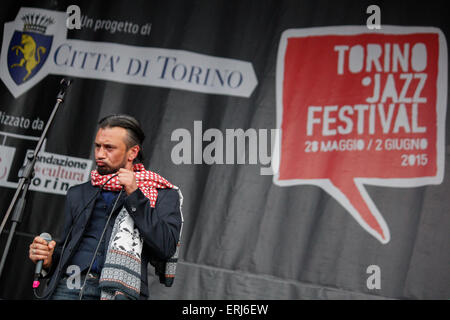 Turin, Italie. 09Th Juin, 2015. Le chanteur et compositeur italien historique, voix de Quintorigo, John De Leo au cours de sa performance au Festival de Jazz de Turin. © Elena Aquila/Pacific Press/Alamy Live News Banque D'Images