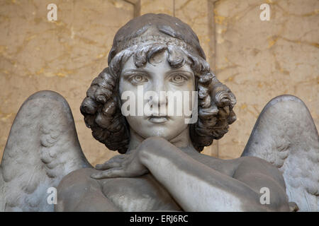 Portrait de l'amour ange sur le marbre, en cimetière monumental de Gênes, plus de 100 ans statue Banque D'Images