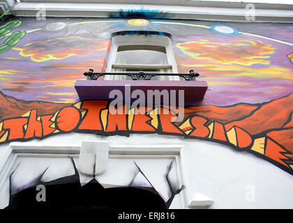 L'extérieur de la Chelsea Arts Club à Londres a été transformée par une peinture murale par artiste de rue Morganico Banque D'Images