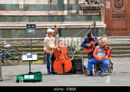 Des musiciens de rue en face de la cathédrale de Florence Banque D'Images