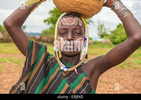 Jeune garçon de la tribu Mursi africains avec des bijoux traditionnels dans le Parc National de Mago, en Éthiopie. Banque D'Images