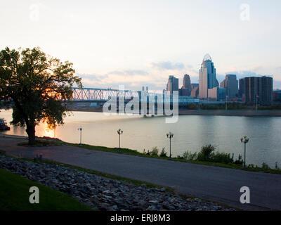 Cincinnati Skyline at Dusk Banque D'Images