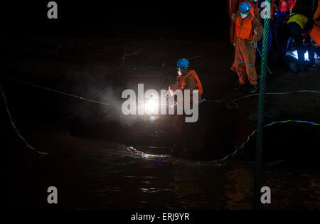 Jianli. 3 juin, 2015. Les sauveteurs sont de couper dans la coque du navire de croisière est de l'étoile qui a chaviré lundi dans l'Jianli section de la rivière Yangtze dans la province du Hubei en Chine centrale, le 3 juin 2015. Les sauveteurs ont trouvé seulement 14 survivants, et jusqu'à présent ont récupéré 26 corps, laissant plus de 400 personnes toujours portées disparues. © Xiao Yijiu/Xinhua/Alamy Live News Banque D'Images