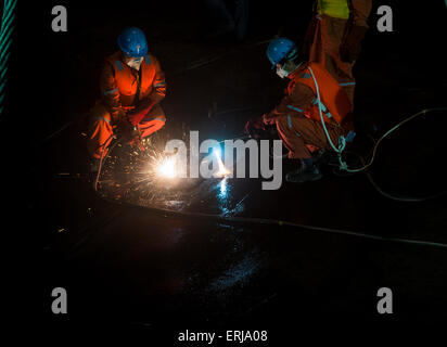 Jianli. 3 juin, 2015. Les sauveteurs sont de couper dans la coque du navire de croisière est de l'étoile qui a chaviré lundi dans l'Jianli section de la rivière Yangtze dans la province du Hubei en Chine centrale, le 3 juin 2015. Les sauveteurs ont trouvé seulement 14 survivants, et jusqu'à présent ont récupéré 26 corps, laissant plus de 400 personnes toujours portées disparues. © Xiao Yijiu/Xinhua/Alamy Live News Banque D'Images