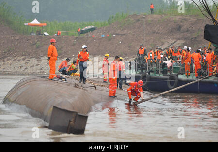 Jianli. 3 juin, 2015. Les sauveteurs sont vus sur le navire de croisière est de l'étoile qui a chaviré lundi dans l'Jianli section de la rivière Yangtze dans la province du Hubei en Chine centrale, le 3 juin 2015. Les sauveteurs ont trouvé seulement 14 survivants, et jusqu'à présent ont récupéré 26 corps, laissant plus de 400 personnes toujours portées disparues. Credit : Bai Yu/Xinhua/Alamy Live News Banque D'Images