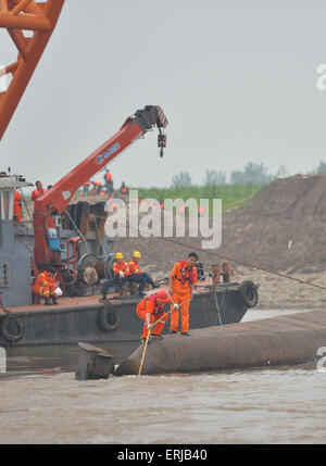 Jianli. 3 juin, 2015. Les sauveteurs sont vus sur le navire de croisière est de l'étoile qui a chaviré lundi dans l'Jianli section de la rivière Yangtze dans la province du Hubei en Chine centrale, le 3 juin 2015. Les sauveteurs ont trouvé seulement 14 survivants, et jusqu'à présent ont récupéré 26 corps, laissant plus de 400 personnes toujours portées disparues. Credit : Bai Yu/Xinhua/Alamy Live News Banque D'Images