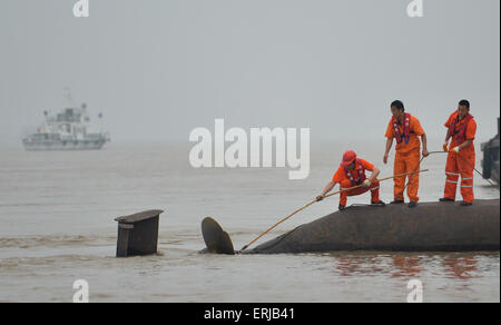 Jianli. 3 juin, 2015. Les sauveteurs sont vus sur le navire de croisière est de l'étoile qui a chaviré lundi dans l'Jianli section de la rivière Yangtze dans la province du Hubei en Chine centrale, le 3 juin 2015. Les sauveteurs ont trouvé seulement 14 survivants, et jusqu'à présent ont récupéré 26 corps, laissant plus de 400 personnes toujours portées disparues. Credit : Bai Yu/Xinhua/Alamy Live News Banque D'Images