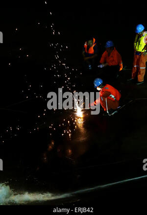 Jianli. 3 juin, 2015. Les sauveteurs sont de couper dans la coque du navire de croisière est de l'étoile qui a chaviré lundi dans l'Jianli section de la rivière Yangtze dans la province du Hubei en Chine centrale, le 3 juin 2015. Les sauveteurs ont trouvé seulement 14 survivants, et jusqu'à présent ont récupéré 26 corps, laissant plus de 400 personnes toujours portées disparues. Credit : Xiao Yijiu/Xinhua/Alamy Live News Banque D'Images