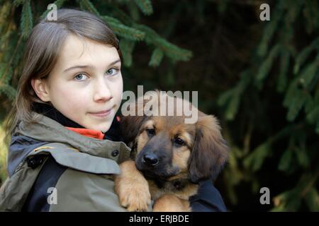 Fille avec chiot Hovawart Banque D'Images