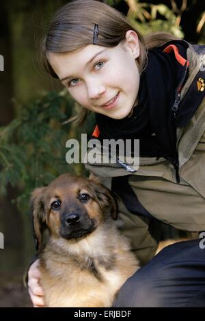 Fille avec chiot Hovawart Banque D'Images