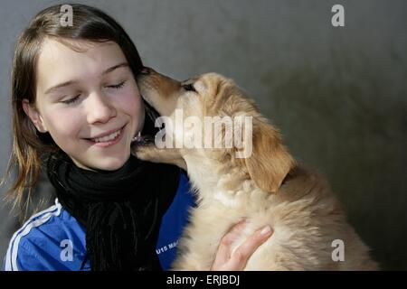 Fille avec chiot Hovawart Banque D'Images