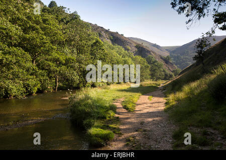 Royaume-uni, Angleterre, Derbyshire, Dovedale, sentier à côté rivière Dove ci-dessous Thorpe Cloud Banque D'Images