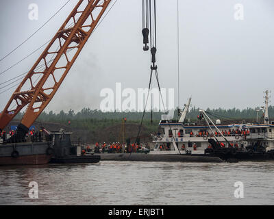 Jianli. 3 juin, 2015. Les sauveteurs se préparer pour l'opération de sauvetage pour le navire de croisière est de l'étoile qui a chaviré lundi dans l'Jianli section de la rivière Yangtze dans la province du Hubei en Chine centrale, le 3 juin 2015. Les sauveteurs ont trouvé seulement 14 survivants, et jusqu'à présent ont récupéré 26 corps, laissant plus de 400 personnes toujours portées disparues. Credit : Xiao Yijiu/Xinhua/Alamy Live News Banque D'Images