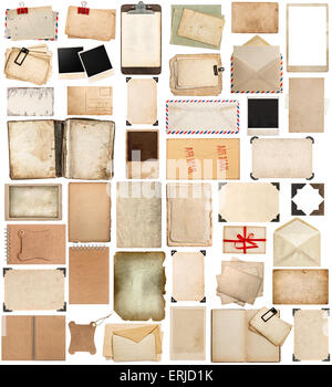 Utilisé des feuilles de papier, des livres, des pages et des cartes postales anciennes, meubles anciens et presse-papiers photo corner isolé sur fond blanc. Banque D'Images