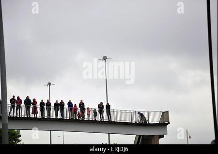 Les gens debout sur un pont à Bristol pour regarder les coureurs participant à une course de 10k pass ci-dessous. Banque D'Images