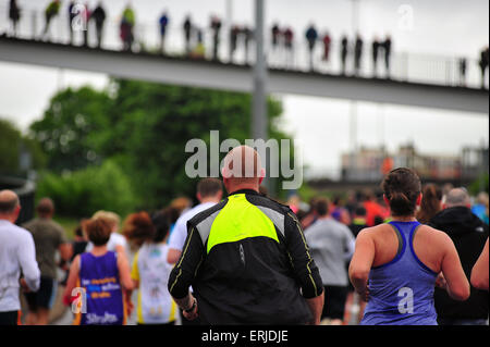 Les coureurs participent à la course de 10k de Bristol. Banque D'Images