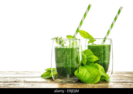 Smoothie aux épinards dans du verre transparent. Verre vert sain. Concept Detox Banque D'Images