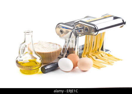 La machine à pâtes avec des ingrédients Banque D'Images