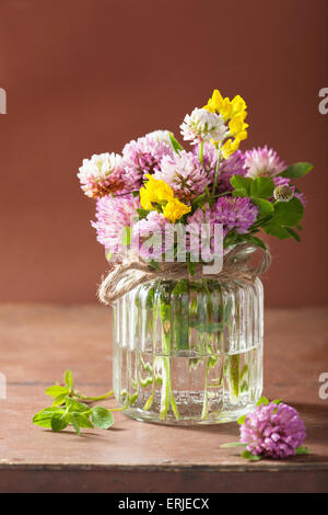 Médicaux colorés de fleurs et d'herbes en pot de verre Banque D'Images