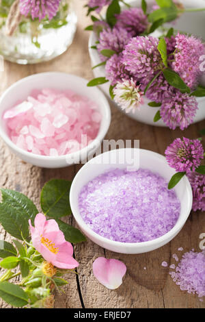 Spa avec de fines herbes et de sel rose wild rose fleurs clover Banque D'Images