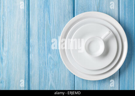 Assiettes et bols vides bleu sur fond de bois. Top View with copy space Banque D'Images