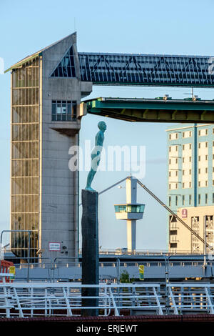 Voyage & statue barrière de marée sur la rivière Humber vu de Corporation pier, Hull. Hôtel Premier Inn dans l'arrière-plan. Banque D'Images