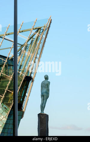 Voyage & la statue sur l'aquarium The Deep River Humber vu de Corporation pier, Hull. Banque D'Images