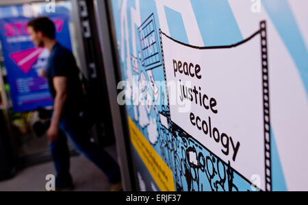 Munich, Allemagne. 06Th Juin, 2015. Une bannière avec écrit "la paix, la justice, l'écologie" peut être vu au "Sommet international des alternatives' à Munich, Allemagne, 03 juin 2015. Les participants au sommet alternatif accusent les grands États de l'économie le Sommet du G7 de la responsabilité de la crise mondiale et pour l'industrie et le déséquilibre écologique dans le monde. Photo : SVEN HOPPE/dpa/Alamy Live News Banque D'Images