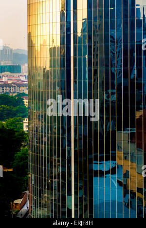 Les réflexions dans les bâtiments, Kuala Lumpur, Malaisie. Banque D'Images