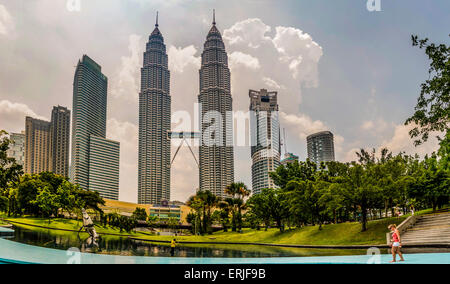 Petronas Twin Towers, Kuala Lumpur, Malaisie. Taman KLCC (parc du centre-ville de kuala lumpur) Banque D'Images
