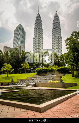 Petronas Twin Towers, Kuala Lumpur, Malaisie. Taman KLCC (parc du centre-ville de kuala lumpur) Banque D'Images