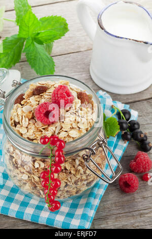 Le petit-déjeuner avec les bons reflexes muesli, fruits et lait. On wooden table Banque D'Images