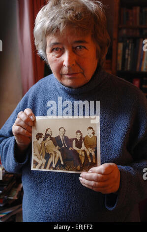 Widow Clare Crowhurst conserve la dernière photographie prise de son mari Donald avec sa famille. Banque D'Images