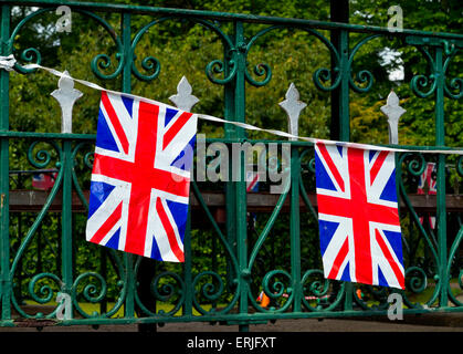 Union Jack flag bunting drapé sur les garde-corps dans un parc en Angleterre Banque D'Images