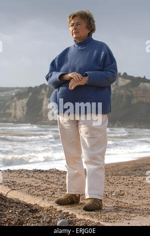 Clare Crowhurst veuve de Donald Crowhurst le fameux 'lone sailor' sur la plage de Seaton dans le Devon. Banque D'Images