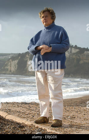 Clare Crowhurst veuve de Donald Crowhurst le fameux 'lone sailor' sur la plage de Seaton dans le Devon. Banque D'Images