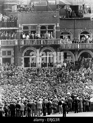 Angleterre v Australie cinquième test match à l'Ovale pour les cendres. La foule sur le terrain à la fin alors qu'ils célèbrent l'Angleterre 1-0 dans la série. 19 août 1953. Banque D'Images