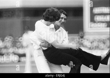 Visite australienne de la Grande-Bretagne pour les Ashes, Angleterre et Australie troisième épreuve au Trent Bridge, le fielder de l'Angleterre Derek Randall transportant le Notts Physio au Trent Bridge, le samedi 30 juillet 1977. Banque D'Images