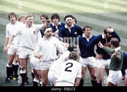 Des cinq nations de rugby international match à Twickenham. Angleterre 23 v en Écosse 17. Le projet de loi de l'Angleterre Beaumont à l'alignement. 21 février 1981. Banque D'Images