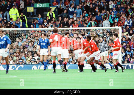 Everton 0-2 Manchester United, match de championnat à Goodison Park, samedi le 12 septembre 1992. Brian McClair célèbre avec ses coéquipiers après avoir marqué but. Également sur la photo. Gary Ablett, Paul Ince, Neville Southall. Banque D'Images